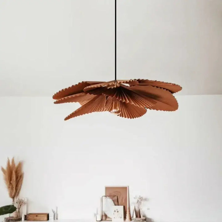 Suspension luminaire design pétales plissés brun naturel

