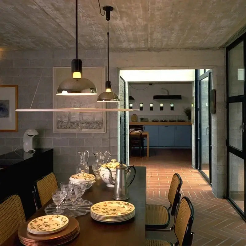 Suspension luminaire design rouge et blanc et argent style graphique

