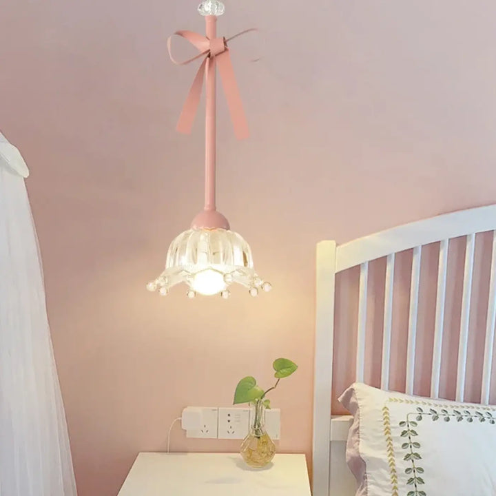 Suspension luminaire avec rubans roses et verre design