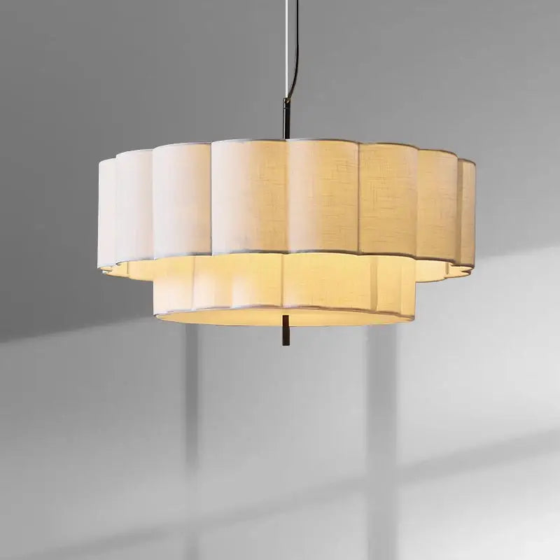 Suspension luminaire design en tissu plissé blanc élégant