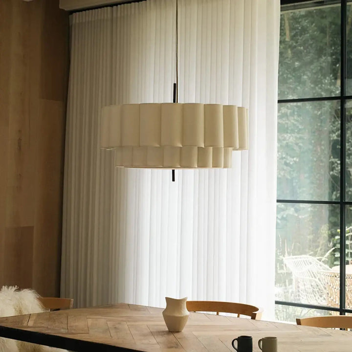 Suspension luminaire design en tissu plissé blanc élégant