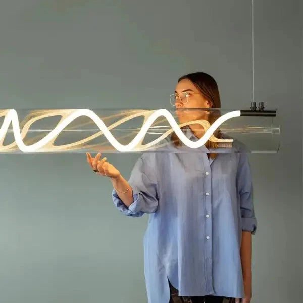 Suspension luminaire design tube en verre et LED torsadée

