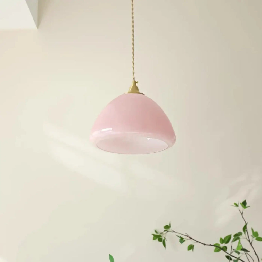Suspension luminaire design en verre rose pastel et métal doré