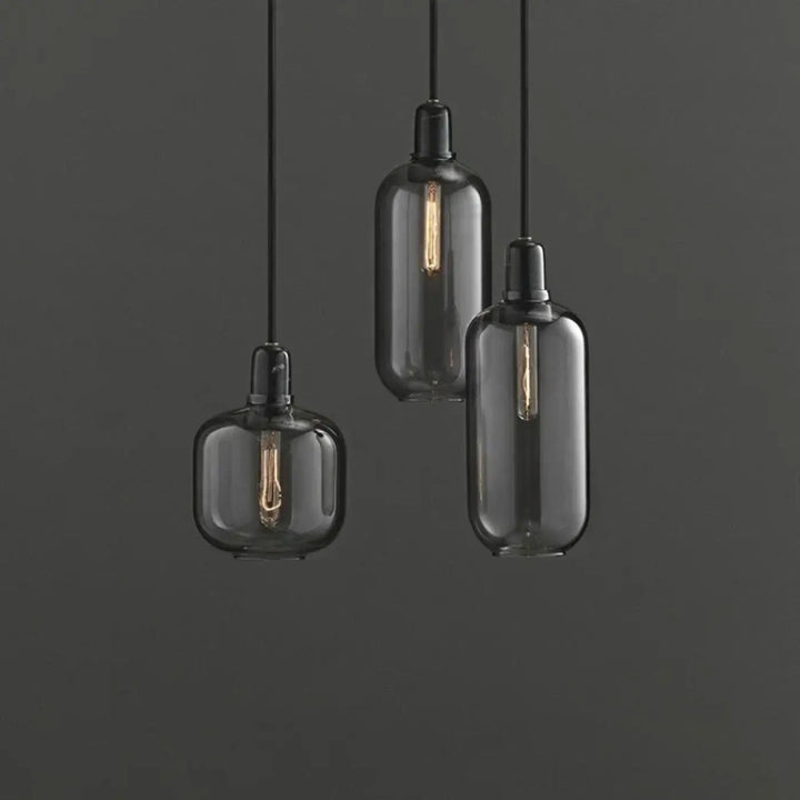 Suspension luminaire hyalis en verre teinté foncé avec formes arrondies et ampoules à filament apparentes