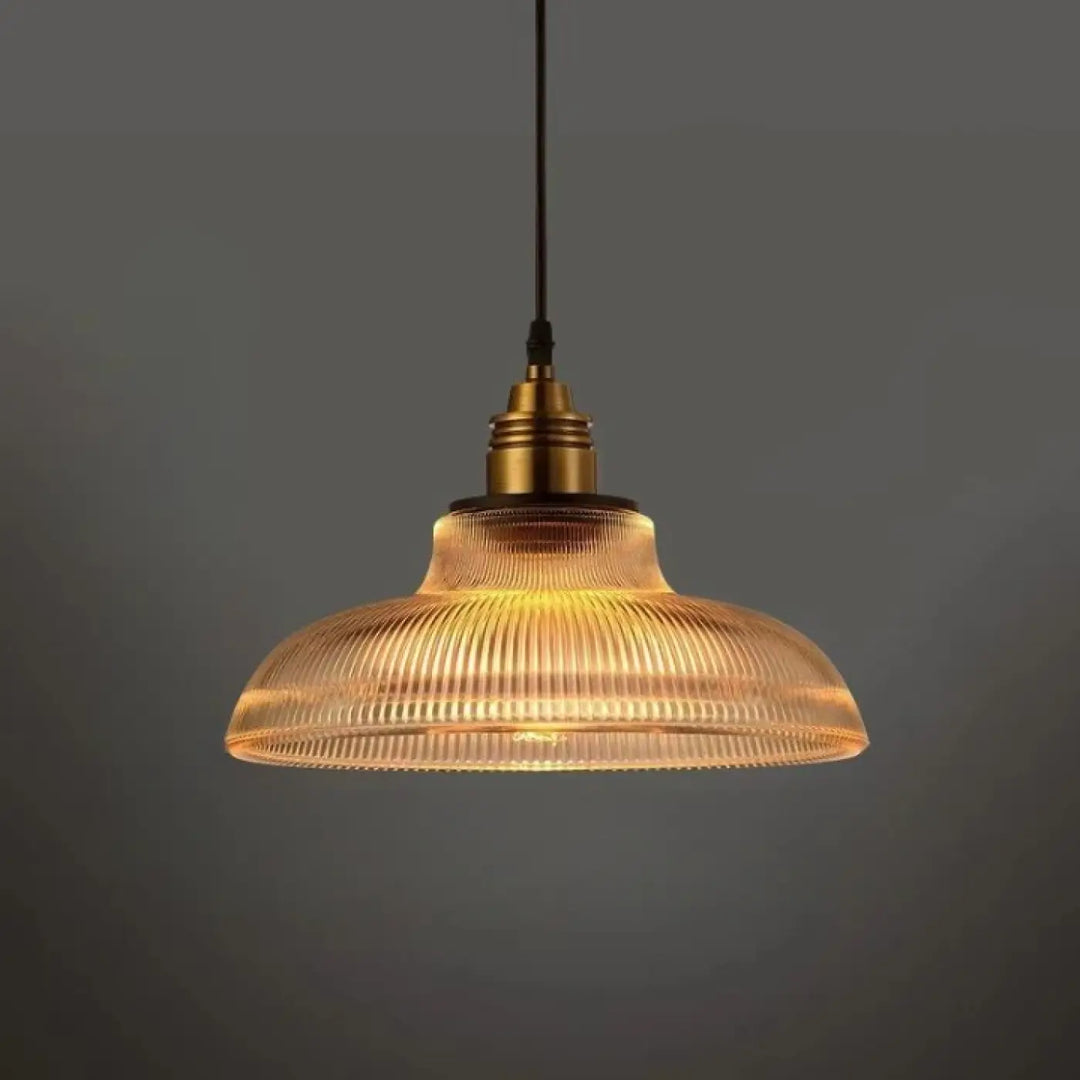 Suspension luminaire vynz avec verre côtelé ton chaud et finition laiton pour appareil intelligent et zone d’éclairage adaptée aux mètres carrés