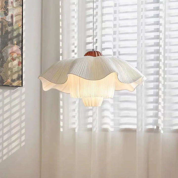 Suspension luminaire vapia en voilage plissé crème avec silhouette florale et sommet en bois chaleureux