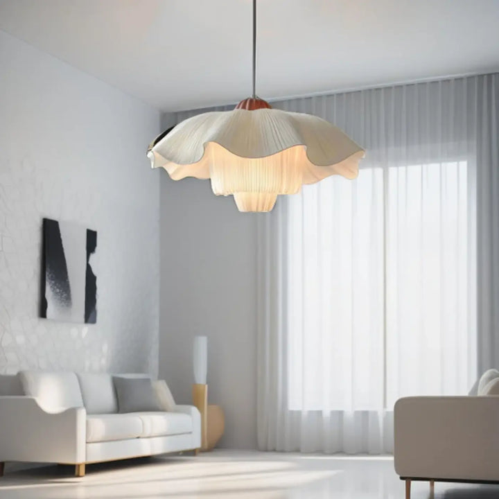 Suspension luminaire vapia en voilage plissé beige crème avec silhouette florale et texture nervurée subtile