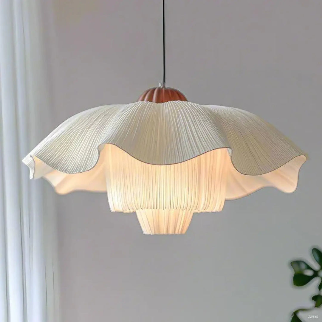 Suspension luminaire vapia en voilage plissé crème avec intérieur lumineux chaud et le sommet en bois naturel