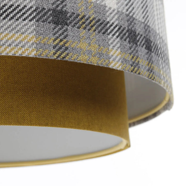 Suspension luminaire doblo avec abat-jour cylindrique en tissu gris et jaune moutarde motif chevrons et doublure velours moutarde
