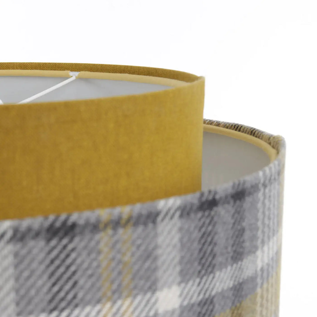 Suspension luminaire doblo avec abat-jour en tissu gris et jaune moutarde à motif carreaux blancs