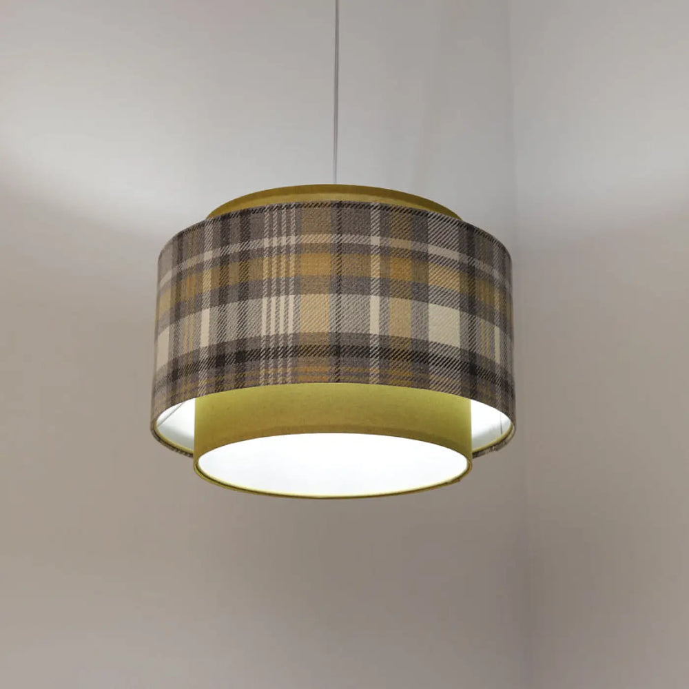 Suspension luminaire doblo en tissu gris et jaune moutarde avec motif plaid et bordures dorées cylindriques