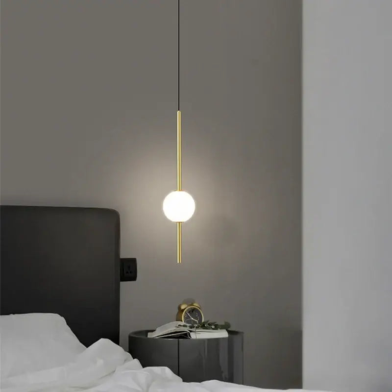 Suspension luminaire doré au design scandinave pour restaurant

