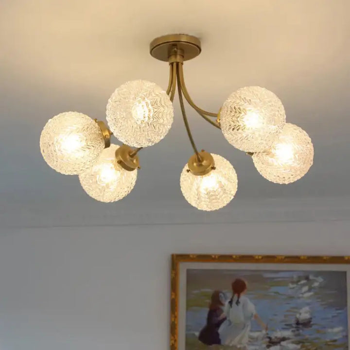 Suspension luminaire dorée avec globes en verre élégante