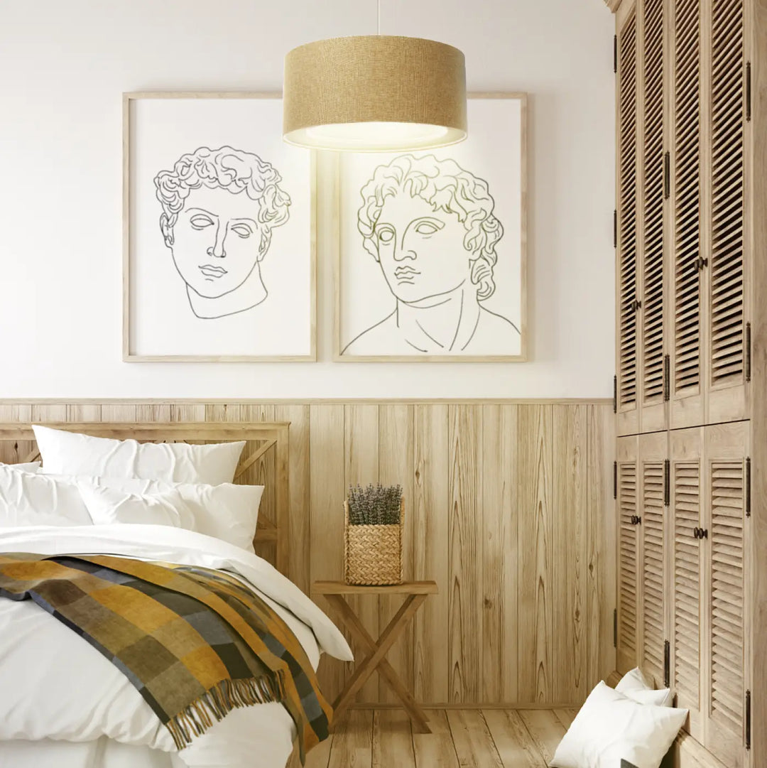 Suspension luminaire écru cylindrique en tissu texturé beige suspendue au-dessus du lit dans le style boho élégant