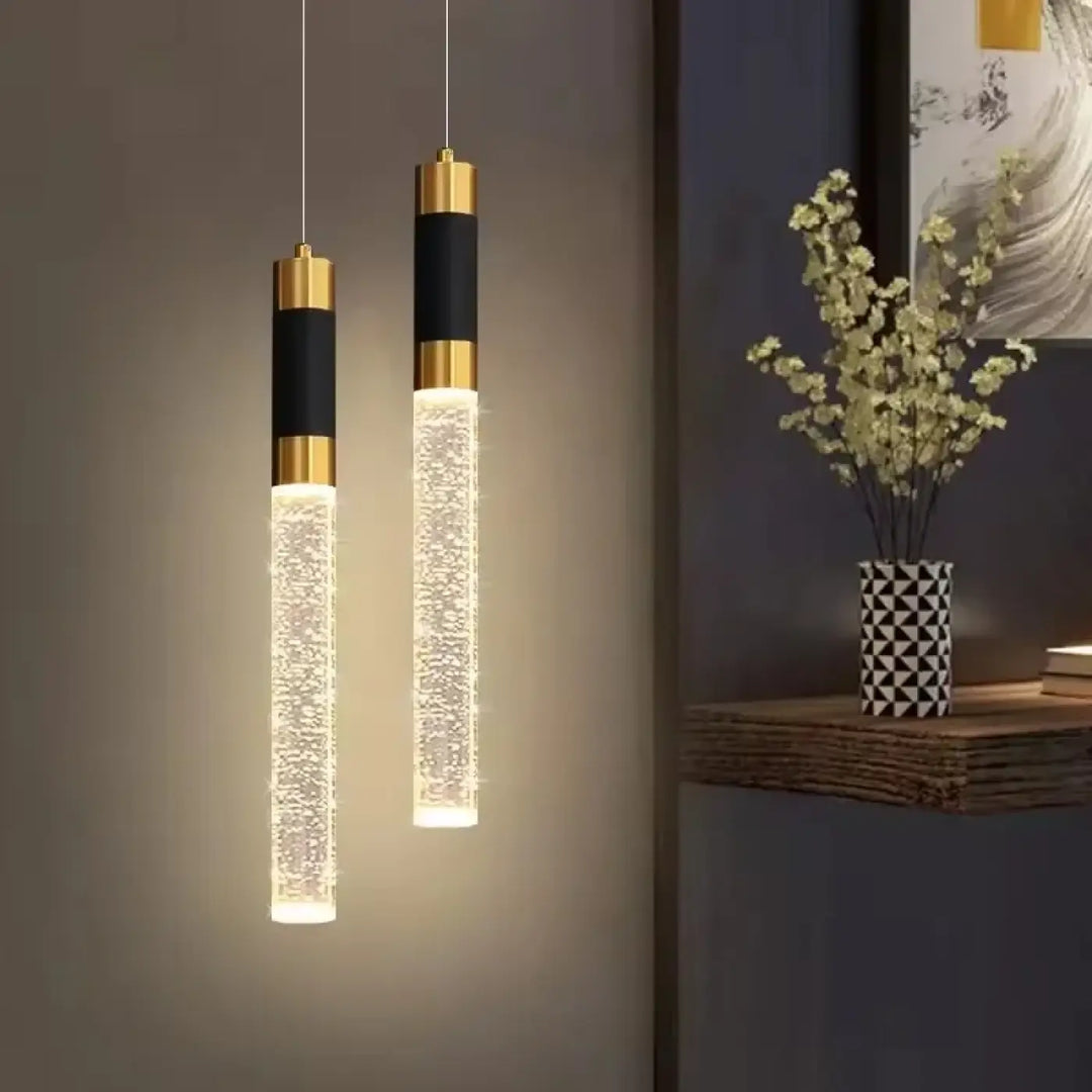 Suspension luminaire kairo cylindrique moderne avec accents dorés et effet bulles étincelantes en verre transparent