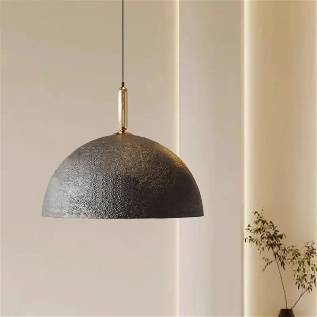 Suspension luminaire demi dôme finition texturée noir mat avec tige de suspension finition laiton