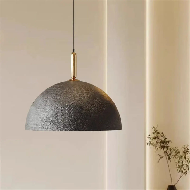 Suspension luminaire demi dôme finition texturée noir mat avec tige de suspension finition laiton