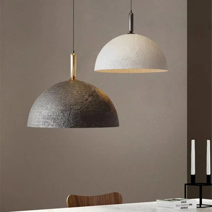 Suspension luminaire kupel avec deux demi dômes finition texturée en blanc mat et gris foncé avec fixations en laiton