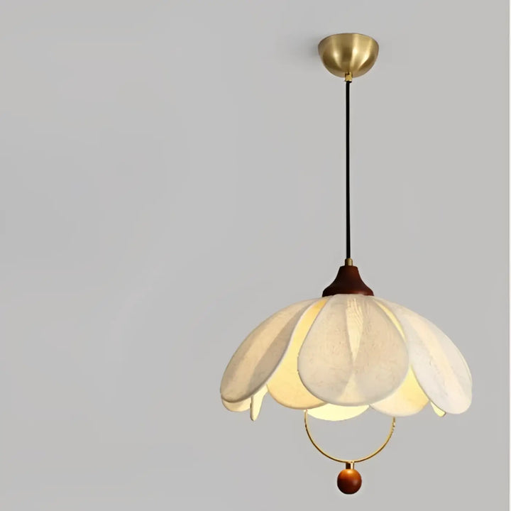 Suspension luminaire élégante perak avec fleurs en papier crème et détails dorés en laiton au plafond