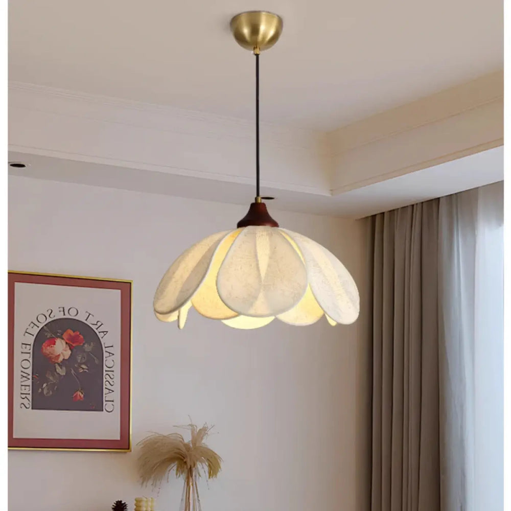 Suspension luminaire perak avec fleur en papier crème et détails dorés en laiton pour une suspension luminaire élégante