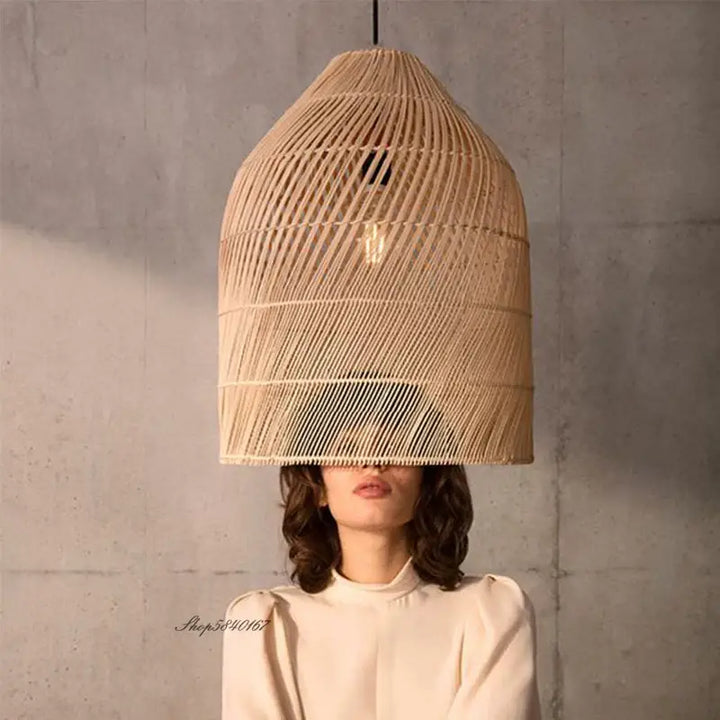 Suspension luminaire élégante en osier tressé façon lanterne

