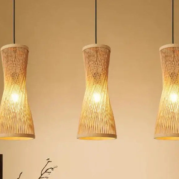 Suspension luminaire en bambou au forme élancée et ondulant

