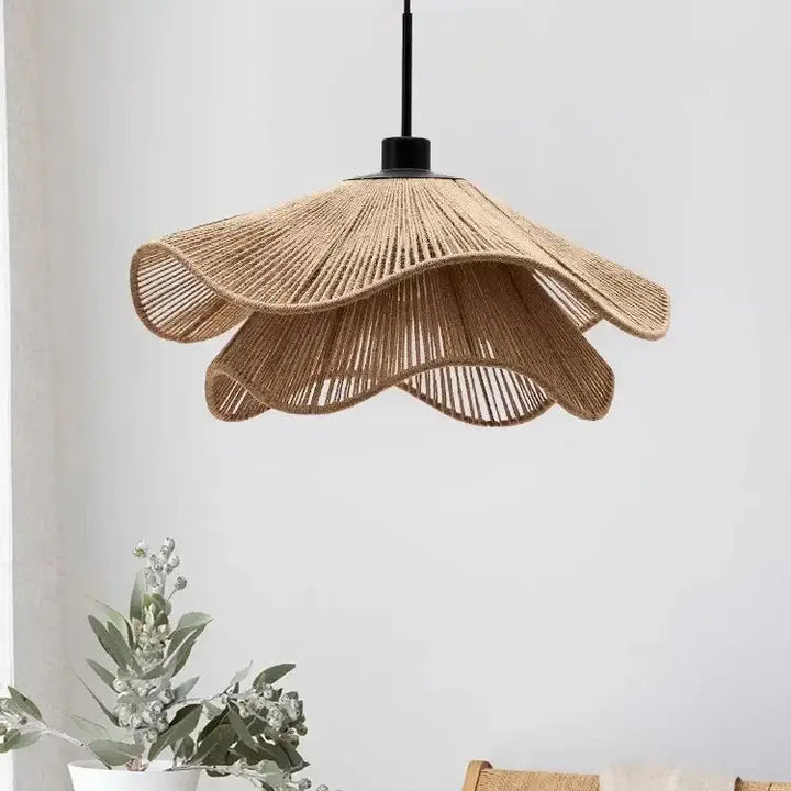 Suspension luminaire en rotin et chanvre idéal pour un restaurant

