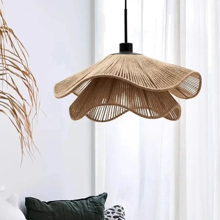 Suspension luminaire en rotin et chanvre idéal pour un restaurant

