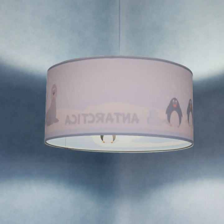 Suspension luminaire classic sweet dreams avec abat-jour cylindrique lavande et illustrations blanches de pingouins et phoques