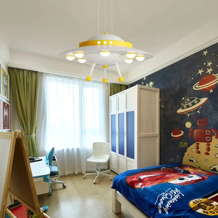 Suspension luminaire cosmolux en forme de soucoupe volante blanche et jaune avec plusieurs ampoules circulaires