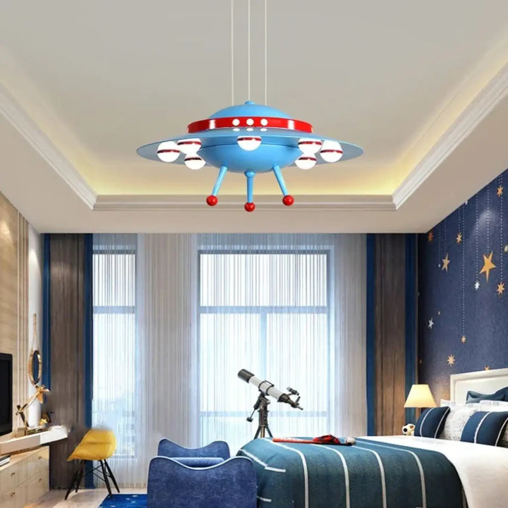 Suspension luminaire cosmolux bleu en forme de soucoupe volante avec accents rouges et lumières blanches circulaires