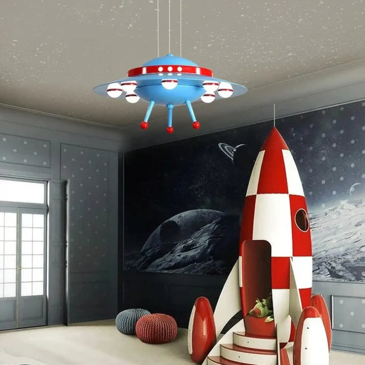 Suspension luminaire enfant cosmolux en forme de soucoupe volante bleu et rouge avec globes blancs en verre blanc