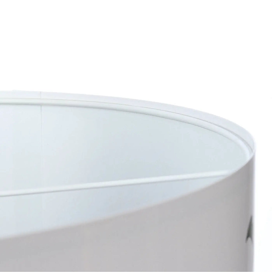 Suspension luminaire enfant avec abat-jour cylindrique blanc à finition brillante et couture discrète pour chambre enfant
