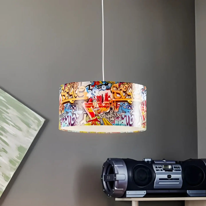 Suspension luminaire enfant cylindrique vibrant avec design graffiti coloré rouge bleu jaune en tissu imprimé