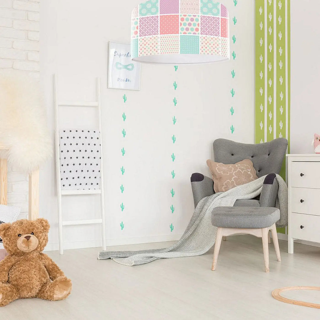 Suspension luminaire enfant multicolore avec abat-jour patchwork pastel en carreaux et pois rose, vert menthe et beige