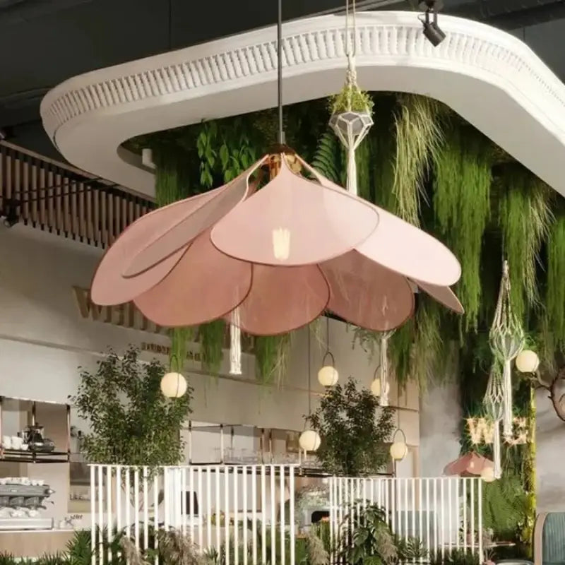 Suspension luminaire en fleur avec ses pétales rose en rotin

