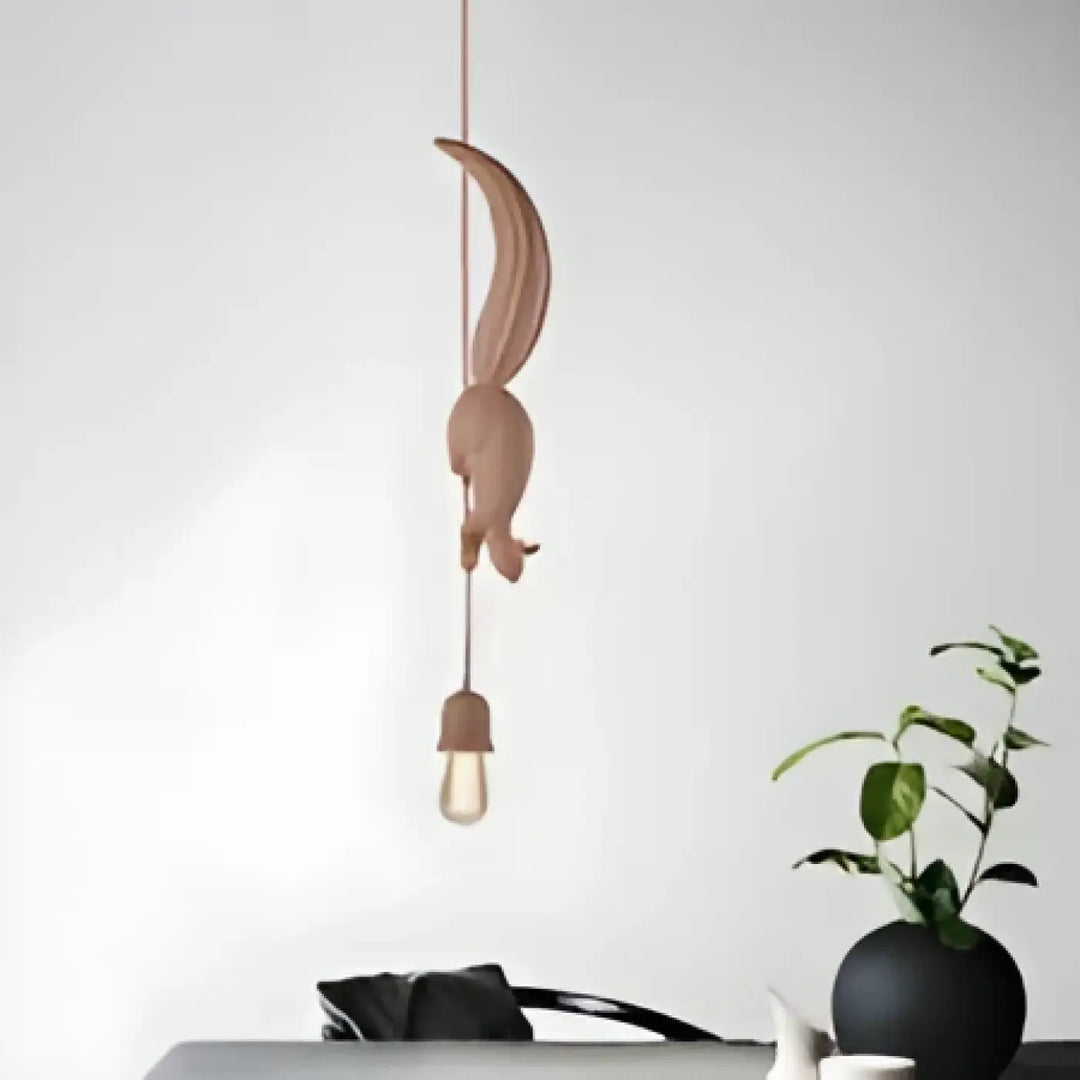 Suspension luminaire forme d’écureuil en bois rose délicat avec ampoule apparente pour décoration intérieure