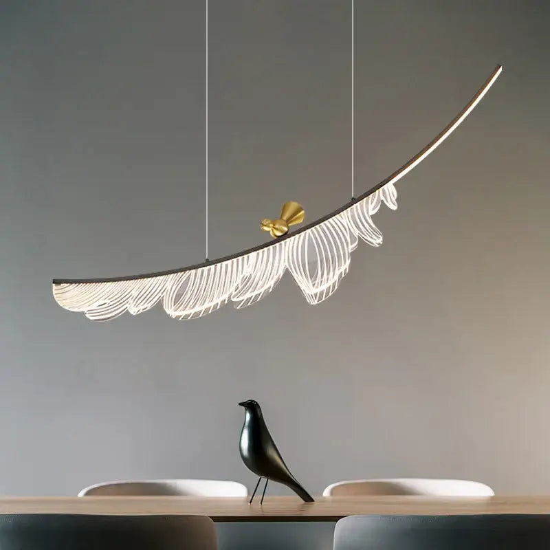 Suspension Luminaire En Forme De Plume Avec Un Oiseau Doré Élégant