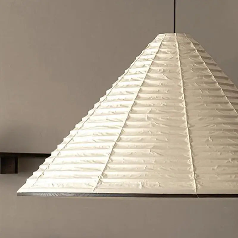 Suspension luminaire en forme de pyramide blanche design originale

