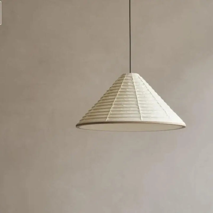 Suspension luminaire en forme de pyramide blanche design originale

