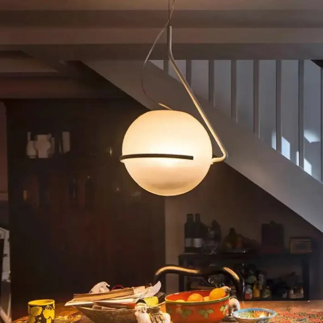 Suspension luminaire asim avec globe opalin en verre dépoli et bras asymétrique en métal moderne et élégant