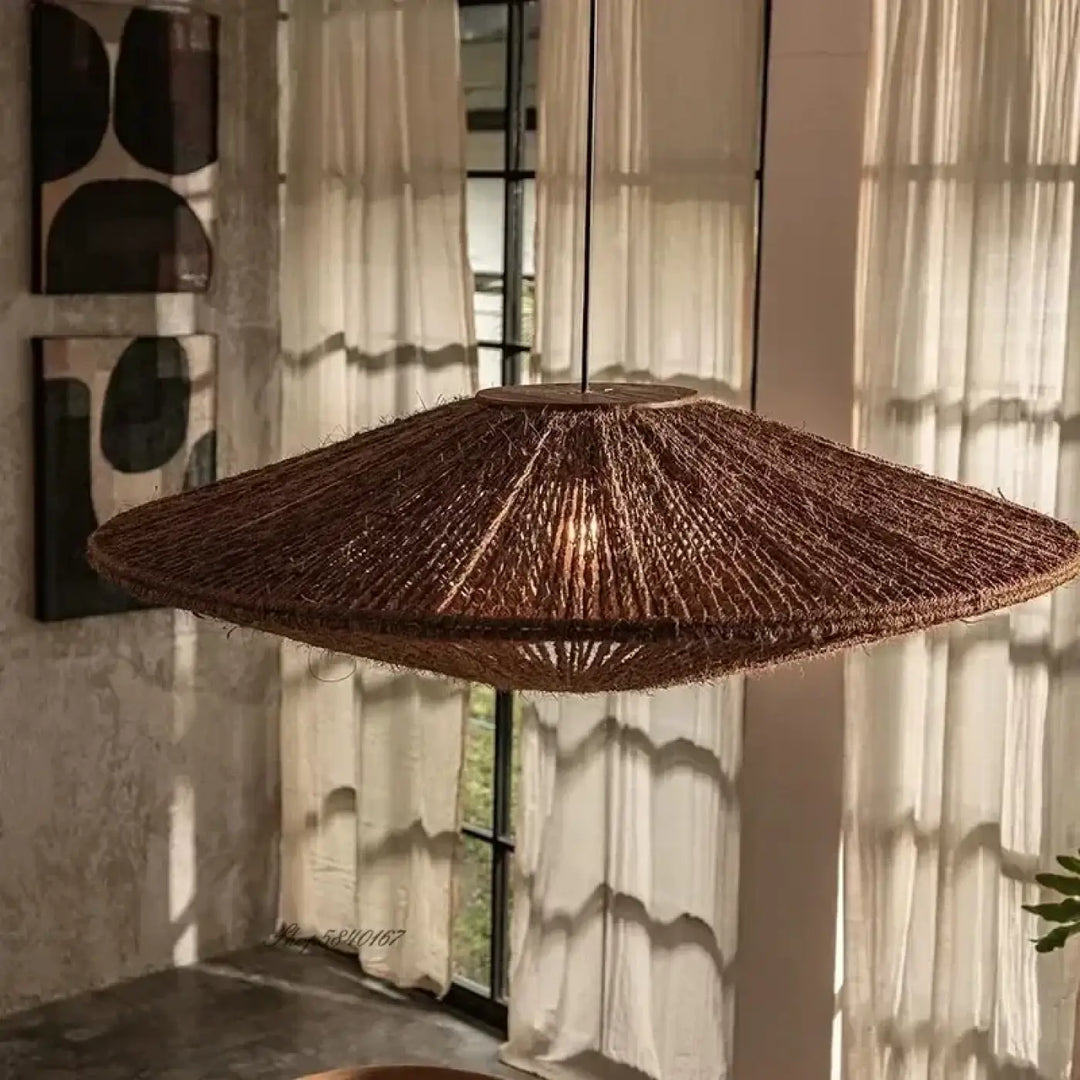 Suspension luminaire bruni en osier tressé style brun avec large canopée circulaire et motif radial visible