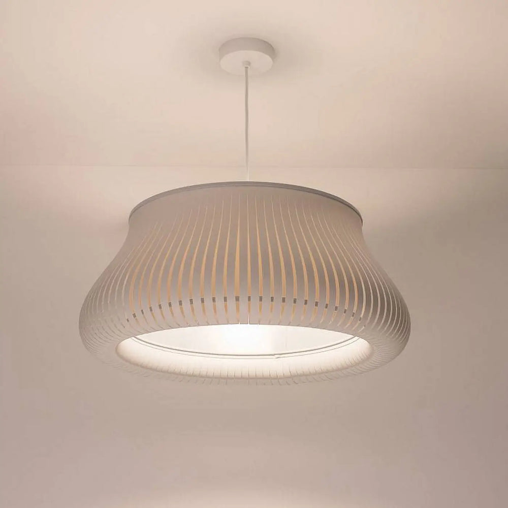 Suspension luminaire oblo gris avec lumière blanche moderne, abat-jour translucide nervuré et structure métallique élégante