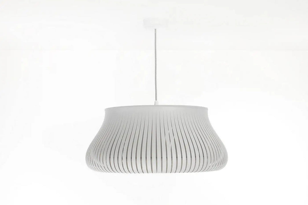Suspension luminaire oblo gris en lumière blanche avec design cannelé élégant et esthétique minimaliste