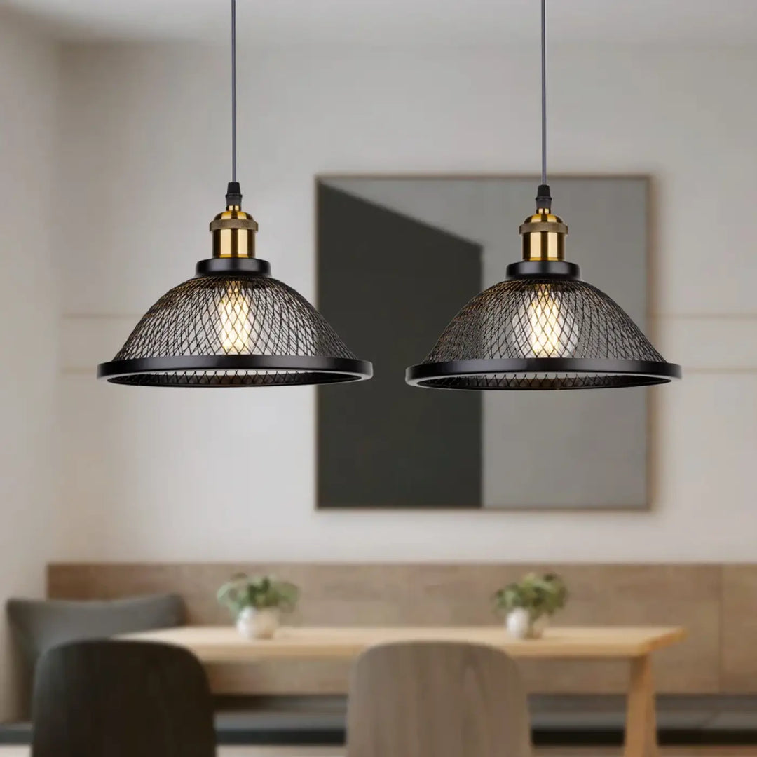 Suspension luminaire meshka en métal noir avec design en maille tissée et accents en laiton élégant et moderne