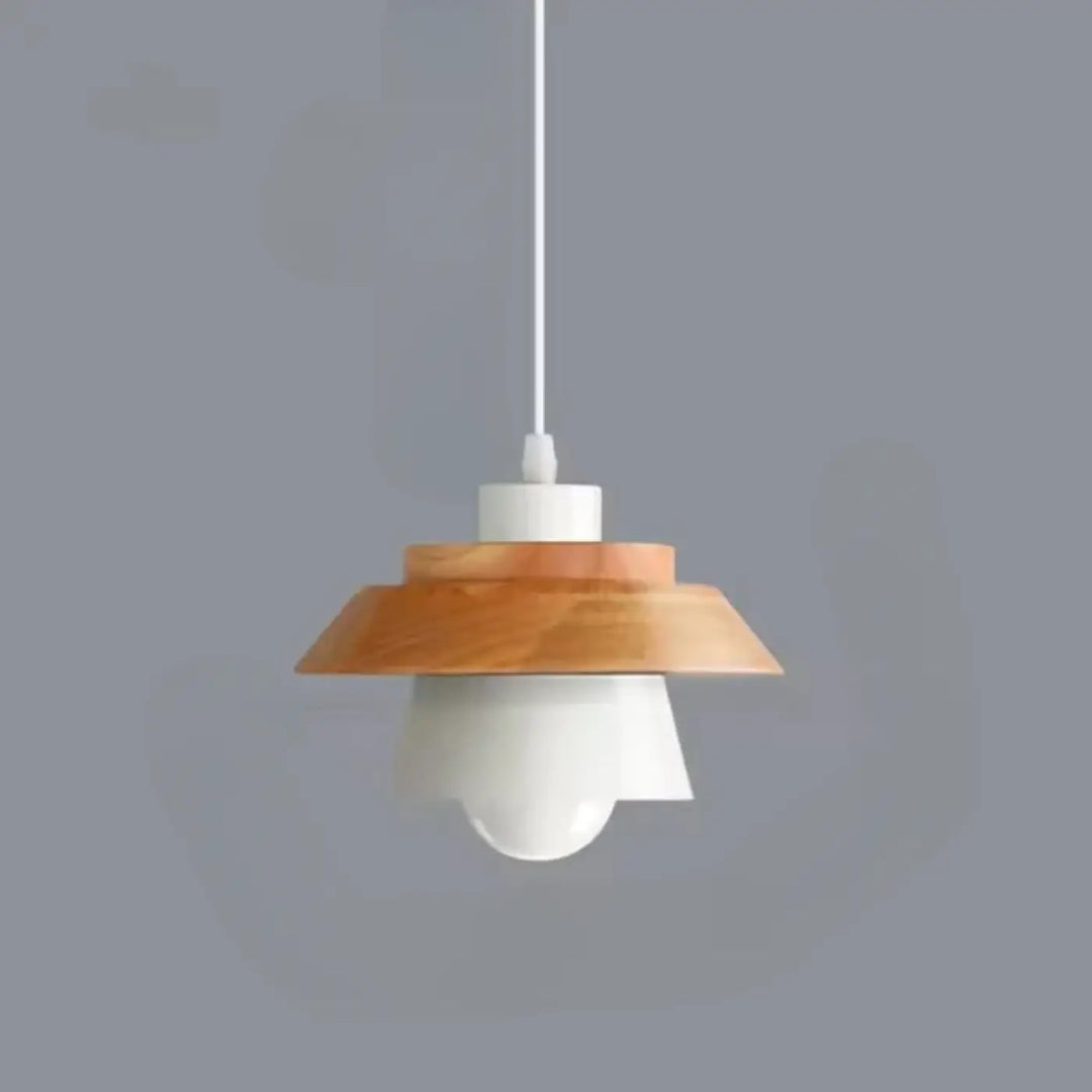 Suspension luminaire moderne stakia avec design superposé en bois ton chaud et abat-jour en céramique blanche