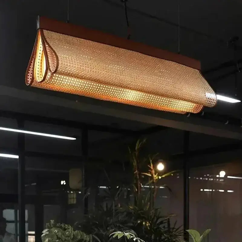 Suspension luminaire linéaire en rotin tressé au design naturel