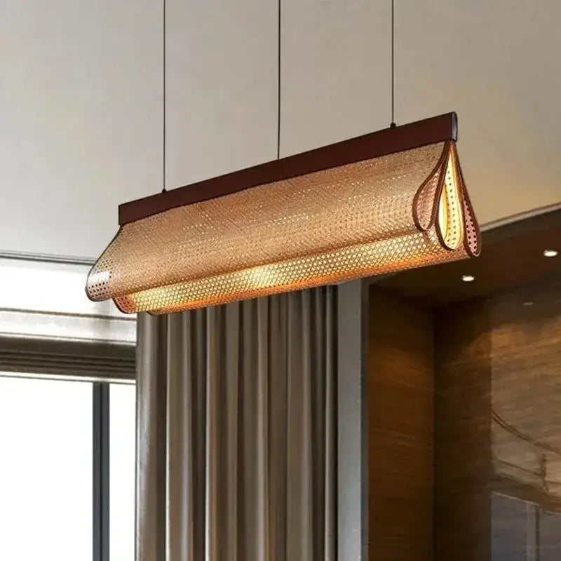 Suspension luminaire linéaire en rotin tressé au design naturel