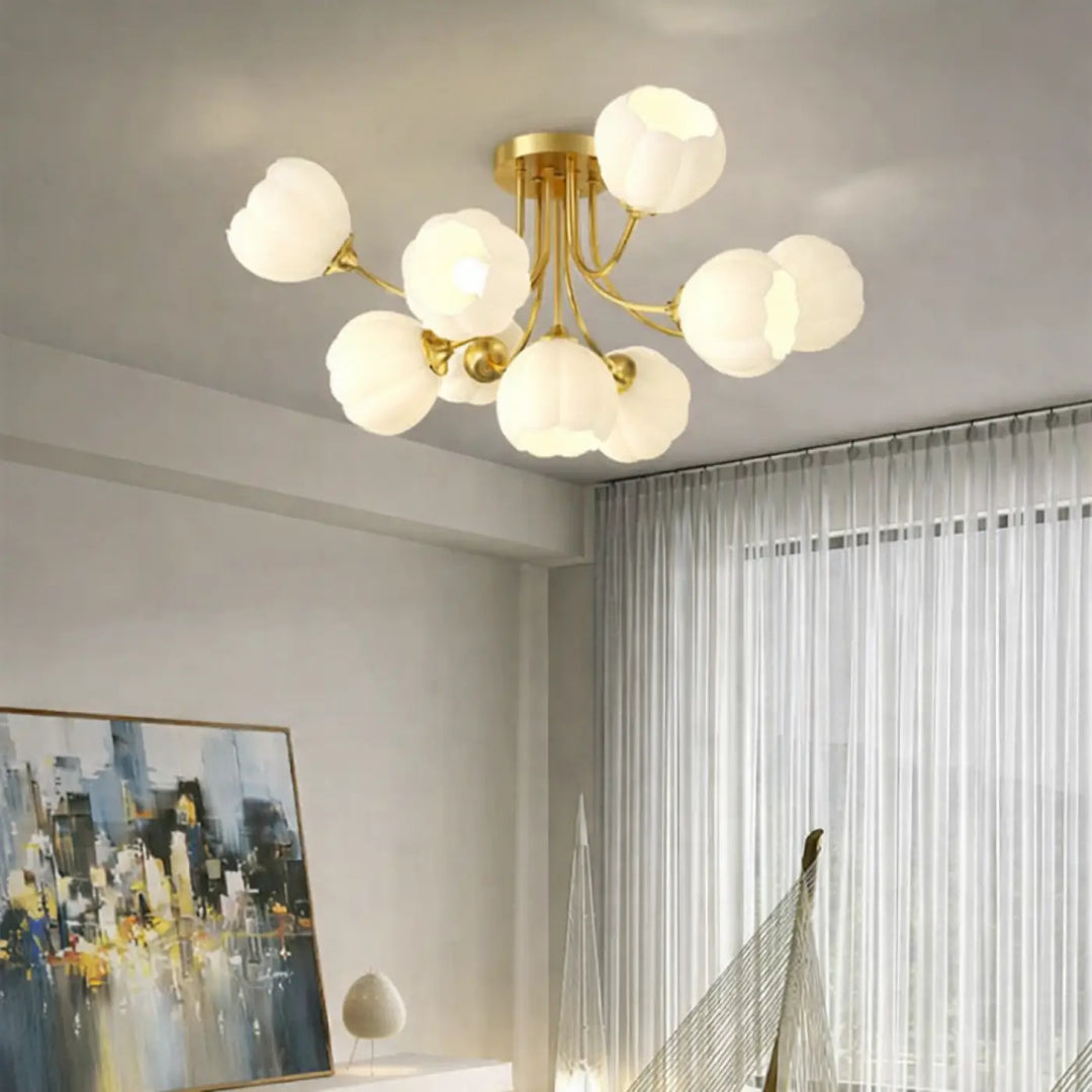 Suspension luminaire luxueuse dorée avec globes en verre givré en forme de fleurs pour un éclairage élégant