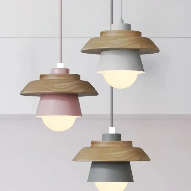 Suspension luminaire macaron en bois et aluminium pour cuisine

